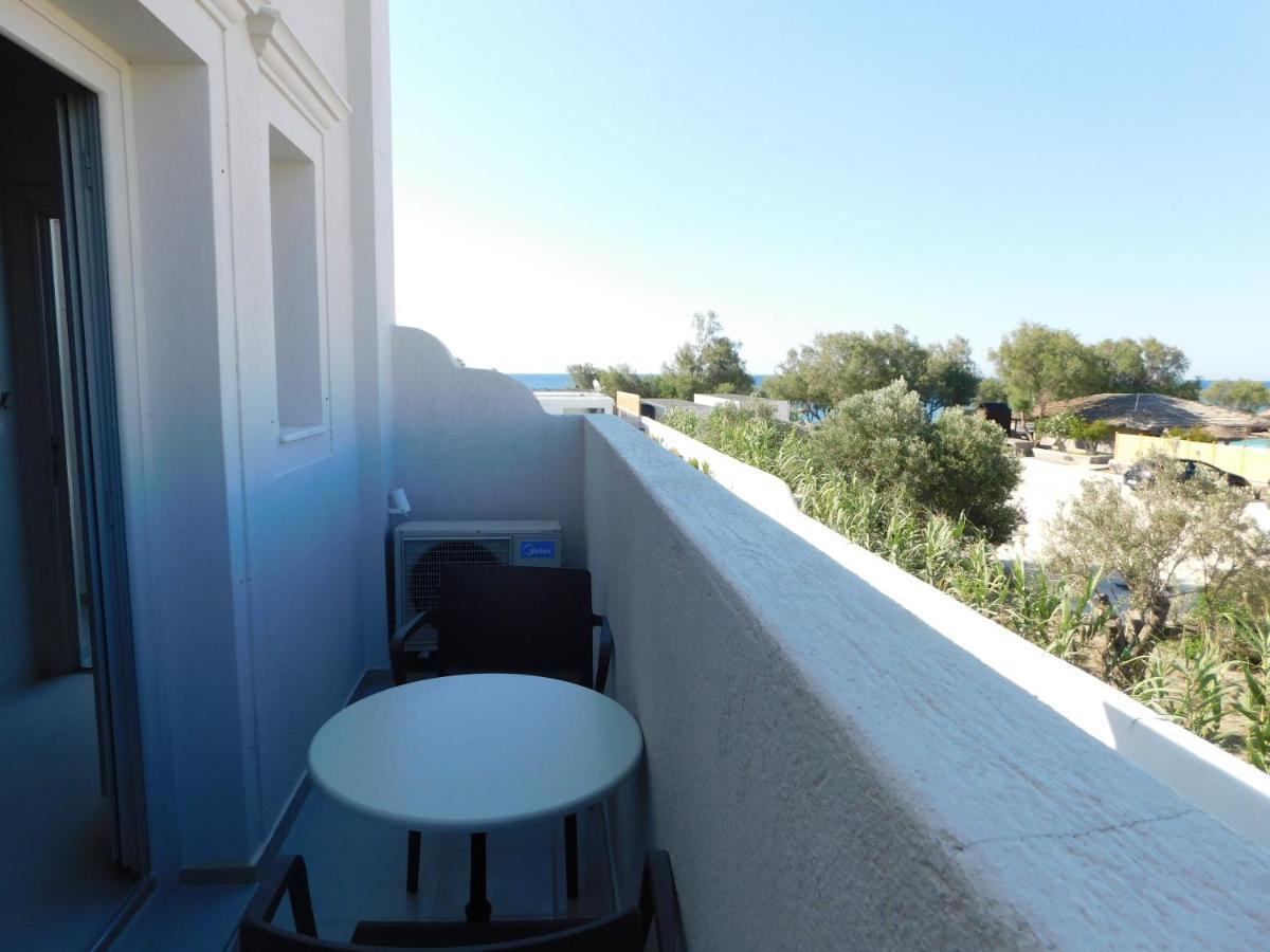 One And Only Beachfront Rooms Perissa  Bagian luar foto
